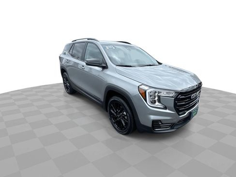 Used 2024 GMC Terrain SLE w/ Driver Convenience Package image 2