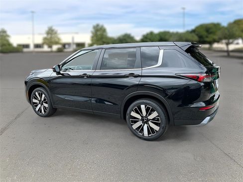 New 2025 Mitsubishi Outlander SE image 5