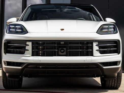 Certified 2025 Porsche Cayenne Coupe image 8