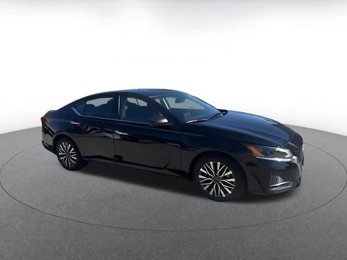 Used 2025 Nissan Altima 2.5 SV image 2