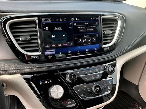 Used 2023 Chrysler Pacifica Touring-L image 6