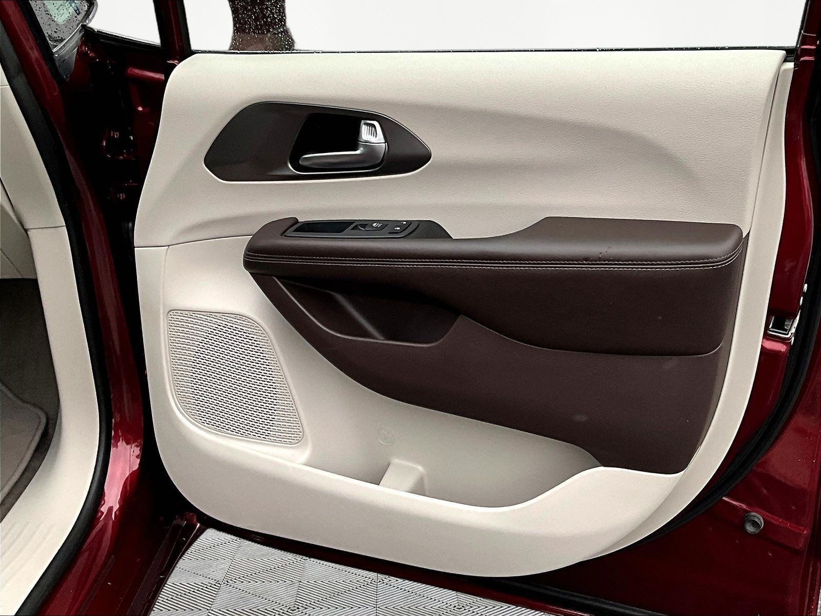Used 2019 Chrysler Pacifica Touring Plus w/ Advanced Safetytec Group FWD image 28