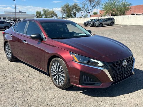 Used 2025 Nissan Altima 2.5 SV FWD image 3