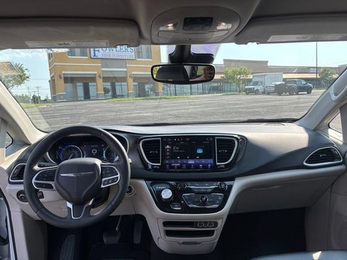 Used 2023 Chrysler Pacifica Touring-L FWD image 13