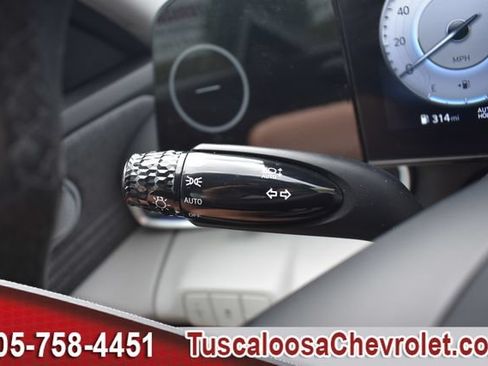 Used 2025 Hyundai Elantra Limited FWD image 32