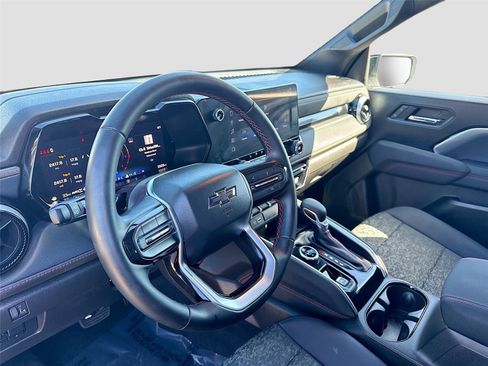 Used 2025 Chevrolet Colorado Z71 w/ Midnight Edition image 9