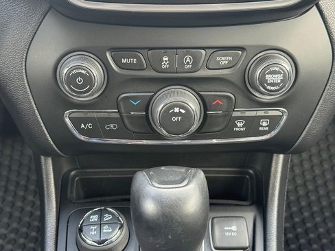 Used 2020 Jeep Cherokee Trailhawk w/ Cold Weather Group AWD/4WD image 15