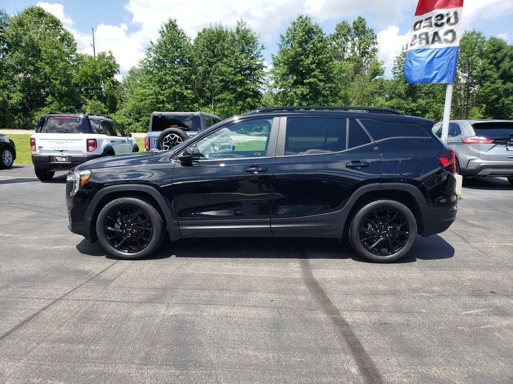 Used 2023 GMC Terrain SLE w/ Driver Convenience Package FWD image 9