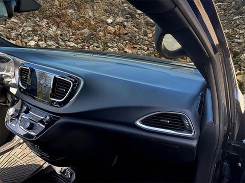 Used 2018 Chrysler Pacifica Touring Plus w/ S Appearance Package image 15