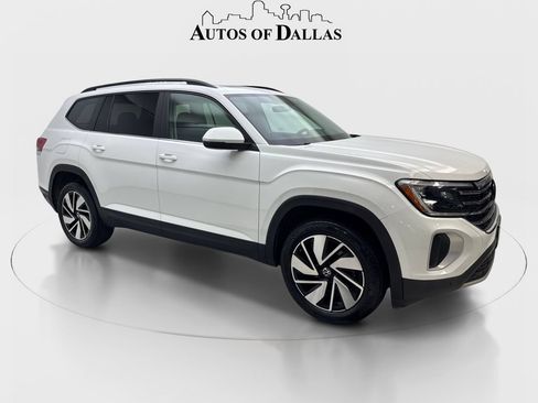Used 2024 Volkswagen Atlas SE w/ Panoramic Sunroof Package FWD image 4