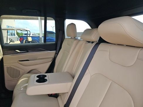 Used 2023 Jeep Grand Cherokee Limited image 14