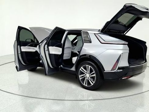 Used 2024 Cadillac Lyriq Luxury AWD/4WD image 16