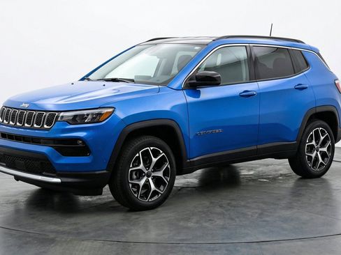 Used 2025 Jeep Compass Limited AWD/4WD image 3