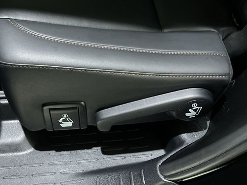 Used 2019 Toyota Highlander XLE AWD/4WD image 32