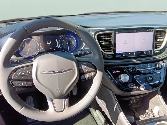 Used 2025 Chrysler Pacifica Limited FWD image 10
