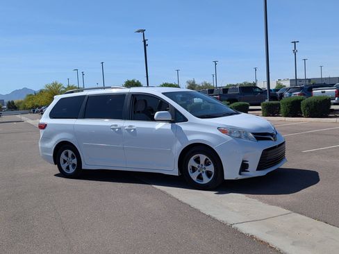 Used 2020 Toyota Sienna LE w/ Carpet Mat Package image 7