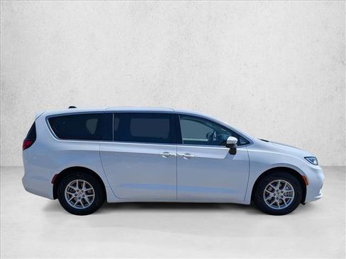 Used 2023 Chrysler Pacifica Touring-L FWD image 4