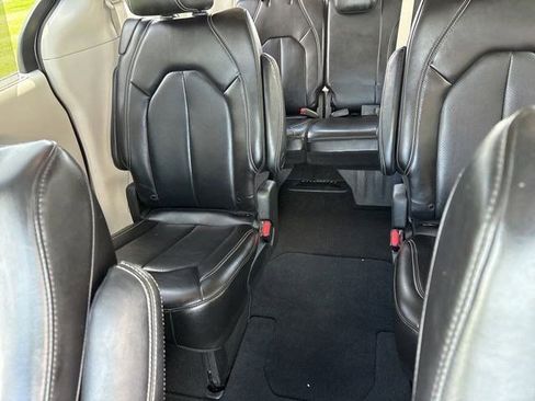 Used 2023 Chrysler Pacifica Touring-L FWD image 27