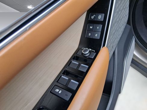 Used 2018 Land Rover Range Rover Velar R-Dynamic SE image 17