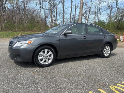 Used 2010 Toyota Camry XLE FWD image 2