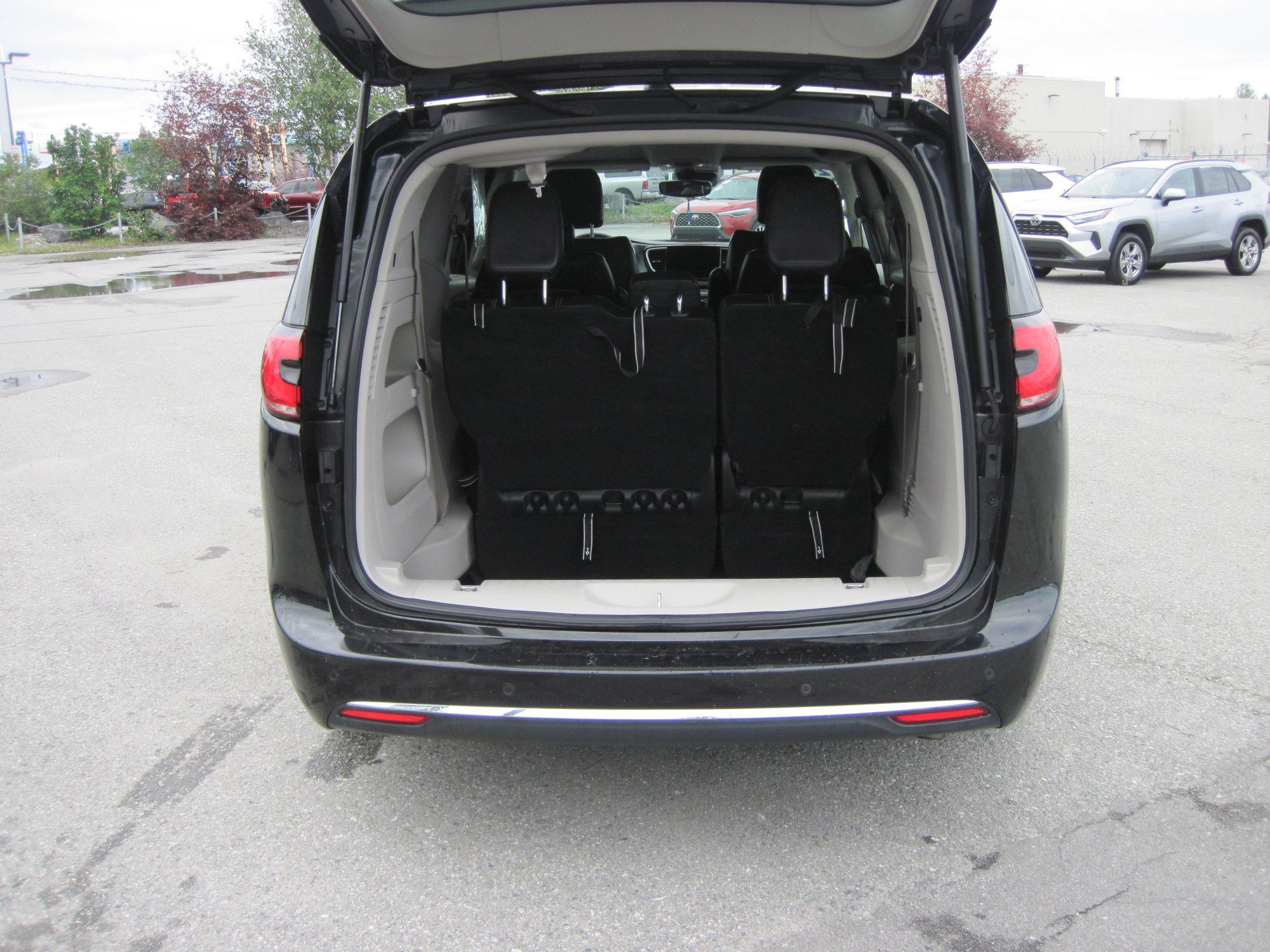 Used 2024 Chrysler Pacifica Touring-L FWD image 7