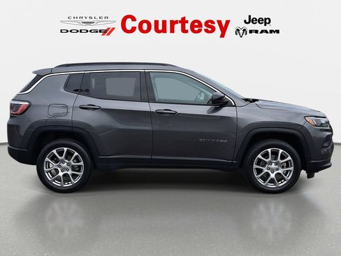 Certified 2022 Jeep Compass Latitude AWD/4WD image 3