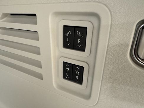 Used 2025 Buick Enclave Avenir w/ LPO, Floor Liner Package image 26