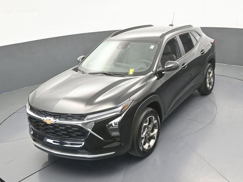Used 2025 Chevrolet Trax LT w/ Driver Confidence Package FWD image 42