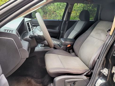 Used 2010 Jeep Grand Cherokee Laredo image 14