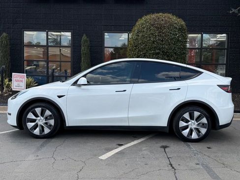 Used 2022 Tesla Model Y Long Range image 9