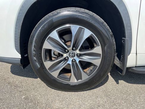 Used 2021 Toyota Highlander XLE AWD/4WD image 30