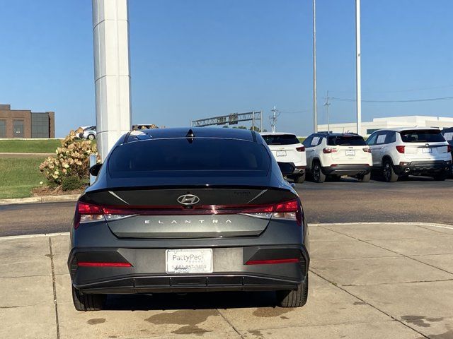 Used 2025 Hyundai Elantra Sport FWD image 10