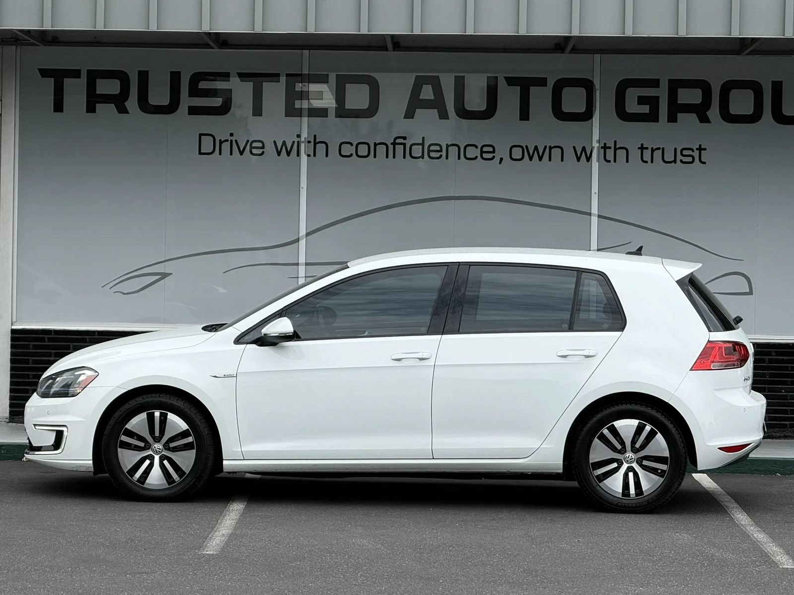 Used 2015 Volkswagen e-Golf SEL Premium FWD image 4