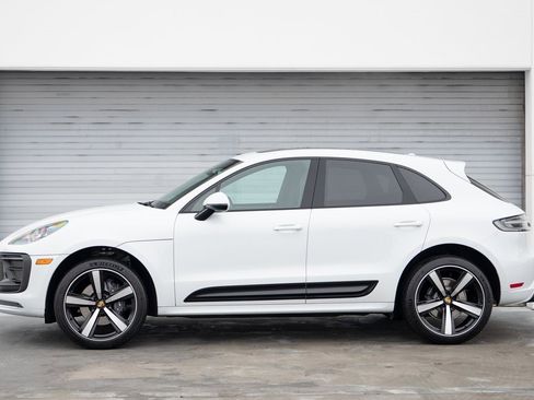 Certified 2025 Porsche Macan image 2