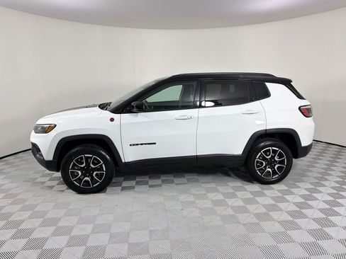Used 2024 Jeep Compass Trailhawk image 2