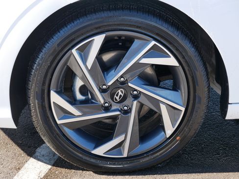 Certified 2025 Hyundai Elantra SEL image 15