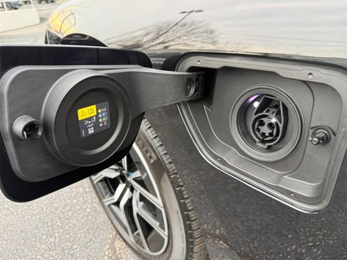 Certified 2025 BMW 750e xDrive w/ Executive Package image 36