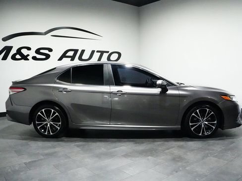 Used 2018 Toyota Camry SE image 5
