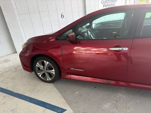 Used 2018 Nissan Leaf SV w/ SV Technology Package FWD image 2
