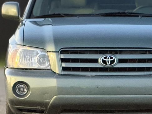 Used 2005 Toyota Highlander Limited w/ Leather Trim Pkg AWD/4WD image 11