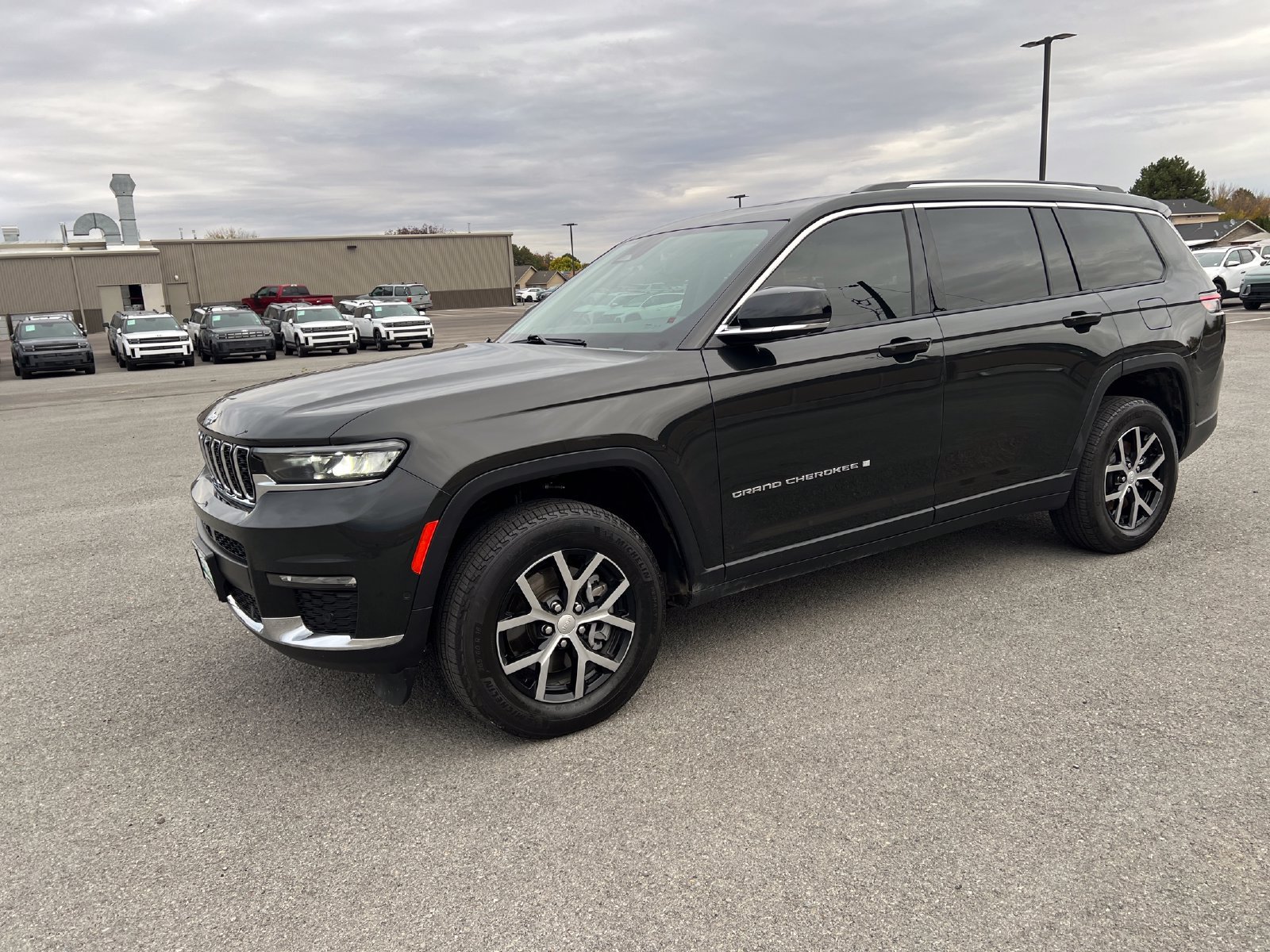Used 2023 Jeep Grand Cherokee L Limited w/ Luxury Tech Group II AWD/4WD image 7