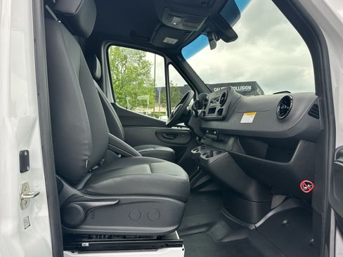 Used 2025 Mercedes-Benz Sprinter 2500 image 14