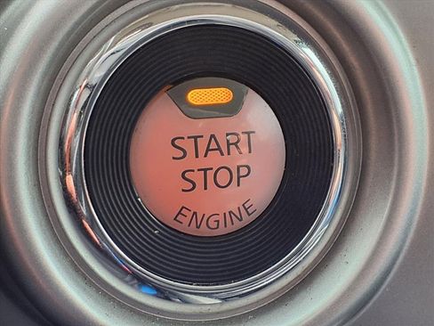 Used 2019 Nissan Titan SV w/ SV Convenience Package image 24