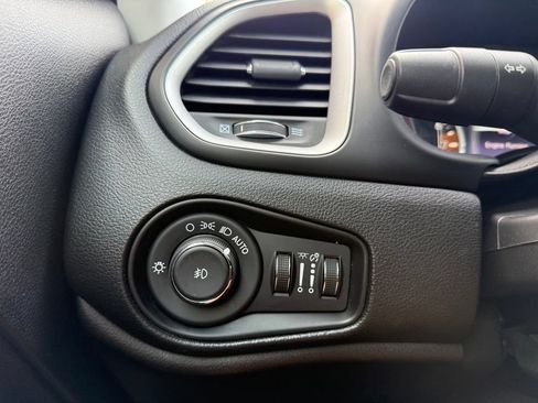 Used 2021 Jeep Renegade Latitude FWD image 12