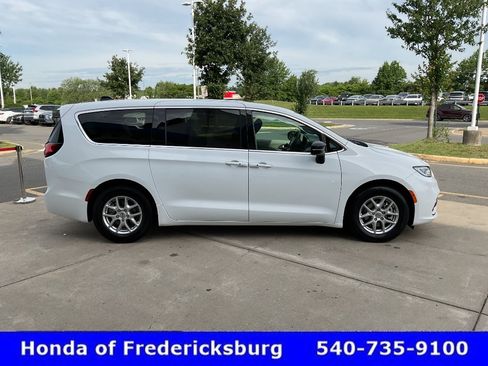 Used 2024 Chrysler Pacifica Touring-L FWD image 7