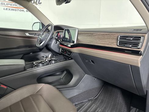 Used 2024 Volkswagen Atlas SEL AWD/4WD image 35