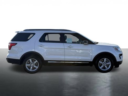 Used 2018 Ford Explorer XLT w/ Equipment Group 202A image 9