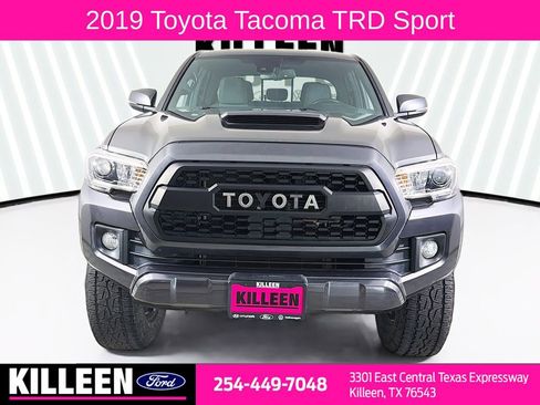 Used 2019 Toyota Tacoma TRD Sport image 2