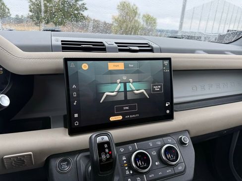 Used 2023 Land Rover Defender 130 X-Dynamic SE image 16