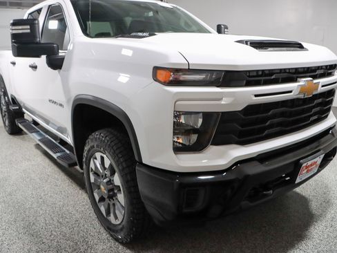 Used 2024 Chevrolet Silverado 2500 Custom image 5